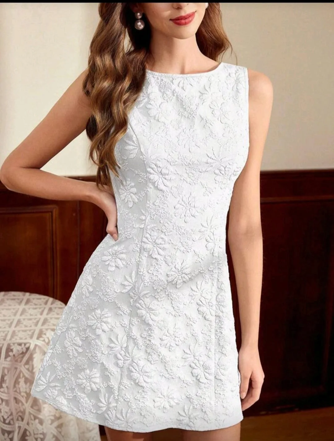 VESTIDO FLORAL ALTO RELIEVE WHITE en blanco