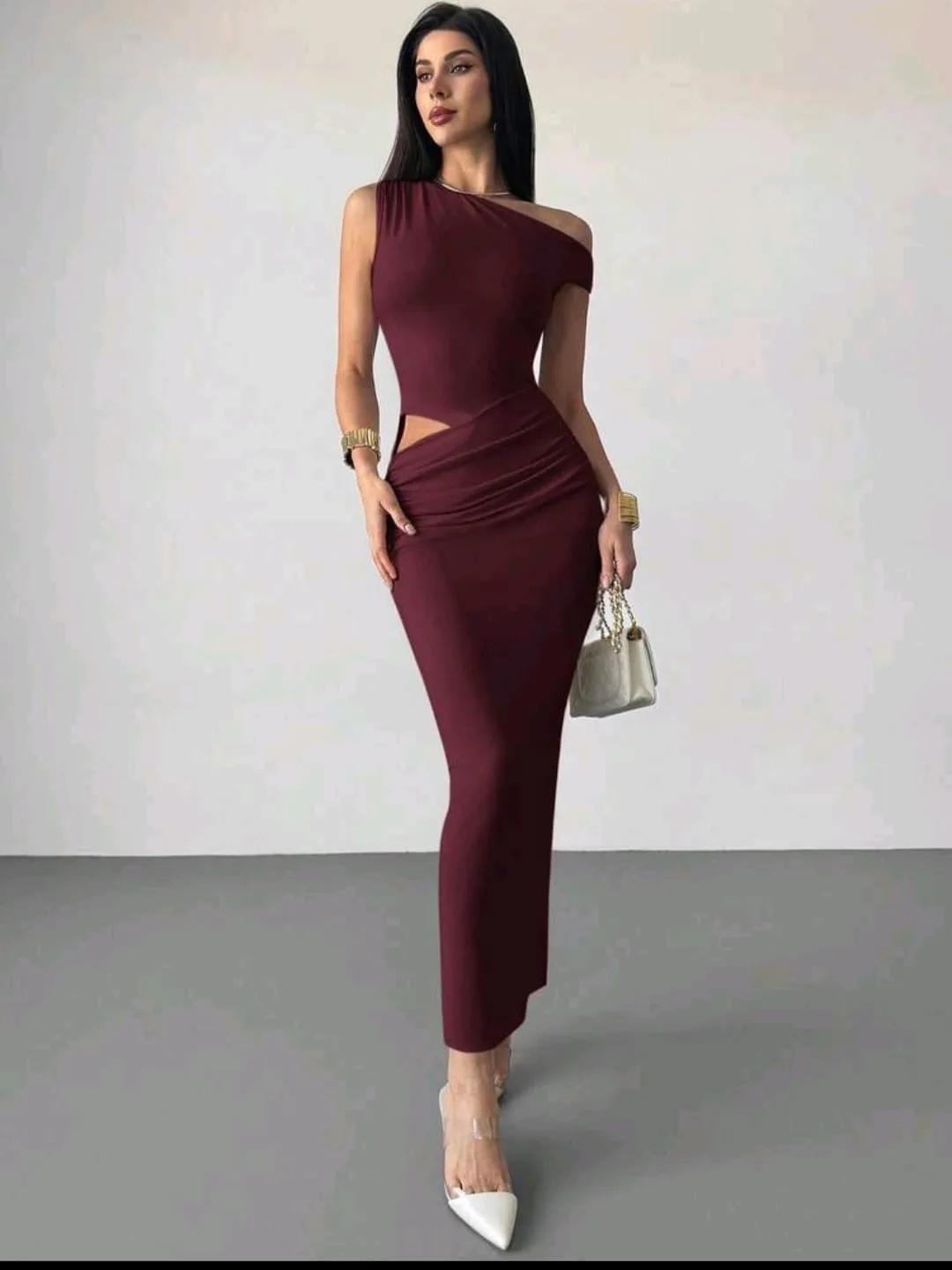 Vestido "Modern Muse" – Sofisticación Asimétrica en burdeos